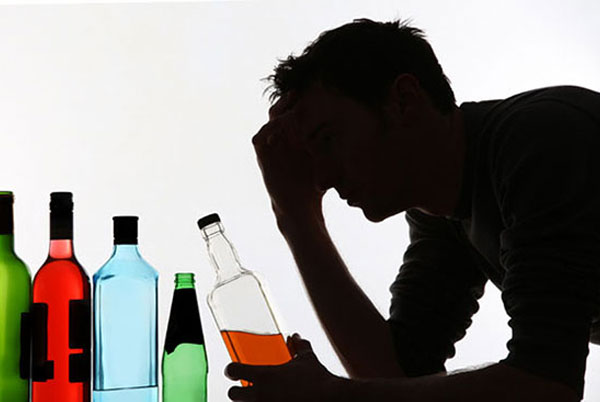 Nghiện rượu có thể gây ra tình trạng run vô căn